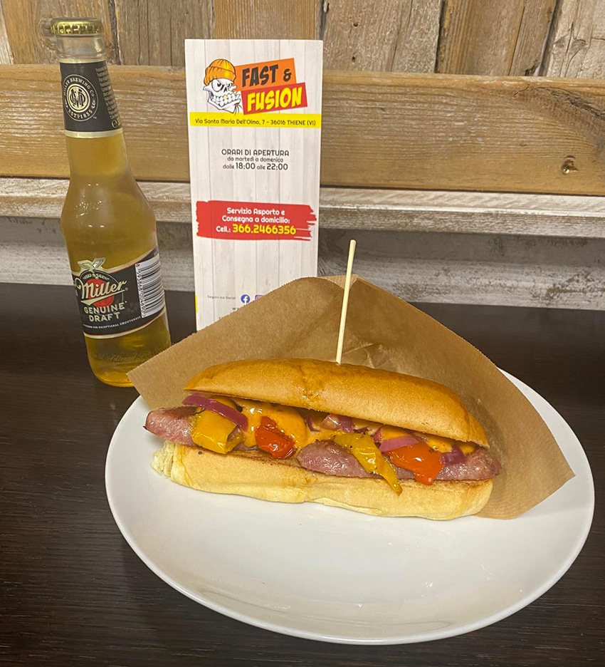 Poldo panino con salsiccia affumicata Poldo panino con salsiccia affumicata