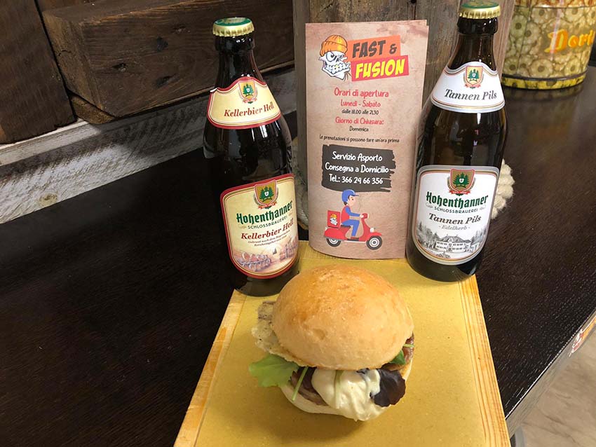 Panino con cotechino, formaggio salsa...